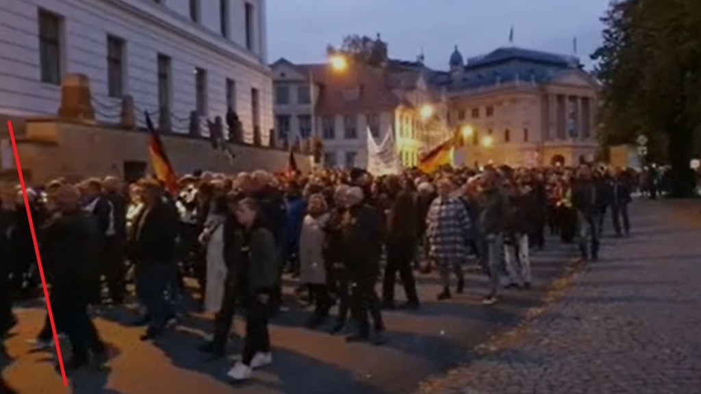 Verwirrung um Teilnehmerzahlen bei Montagsdemo in Schwerin. Veranstalter spricht von 4500, Polizei von 2350 Teilnehmern. Checkt es hier selbst&nbsp;nach!