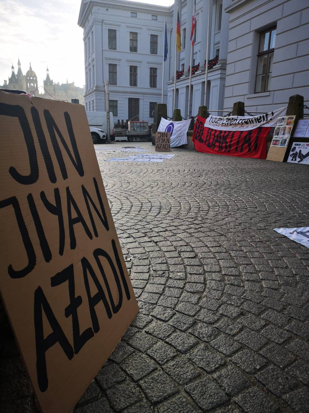 Jin! Jiyan! Azadi! Kundgebung gegen Gewalt im Iran vor der&nbsp;Staatskanzlei.