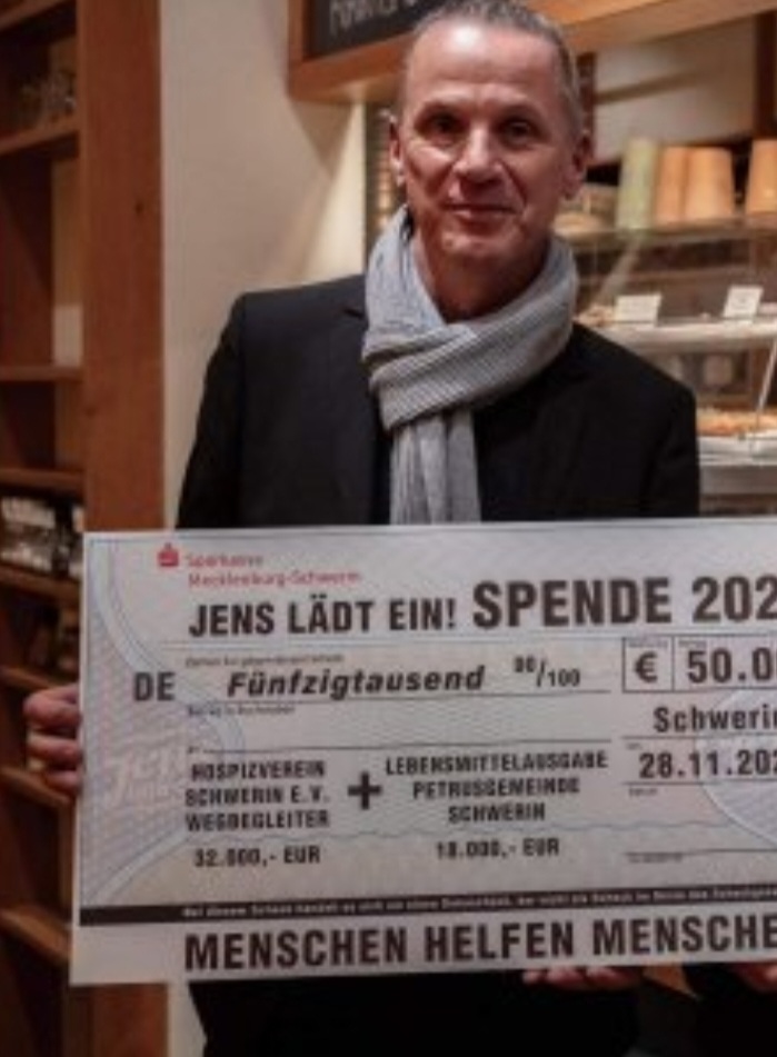 50.000 € für den guten Zweck. „Jens lädt ein…“ übergibt&nbsp;Spende.