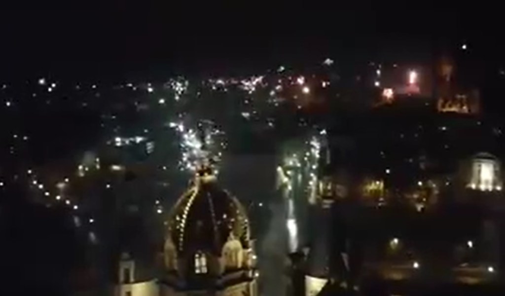 Jahreswechsel in Schwerin: Kinderwagen mit Rakete beschossen, Toilettenhäuschen angezündet… Polizei sagt: „insgesamt friedlich“.