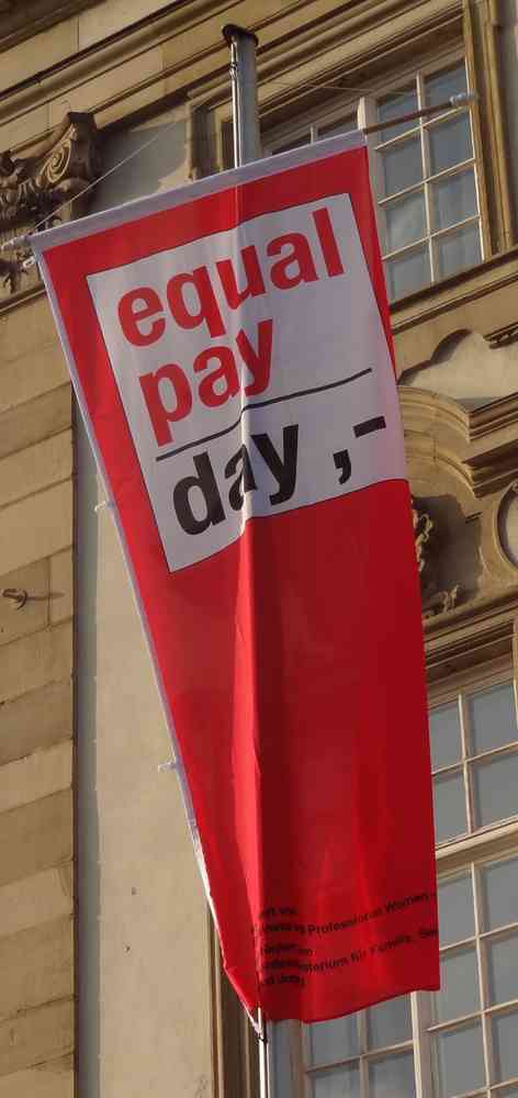 Minister genehmigt Beflaggung zum „Equal Pay&nbsp;Day“.