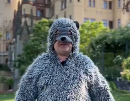 Albern oder witzig? Politiker geht als Wolf verkleidet in den Schweriner&nbsp;Landtag.