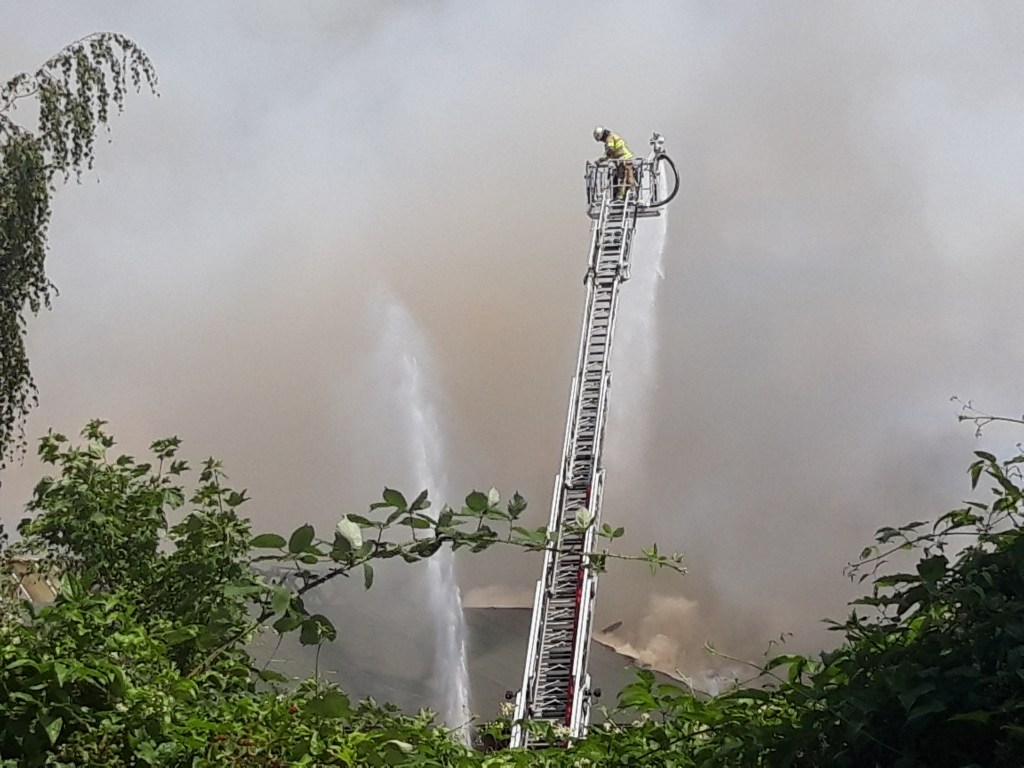 AKTUELL: Schweriner Hauptbahnhof evakuiert. Brand im Eisenbahnmuseum.