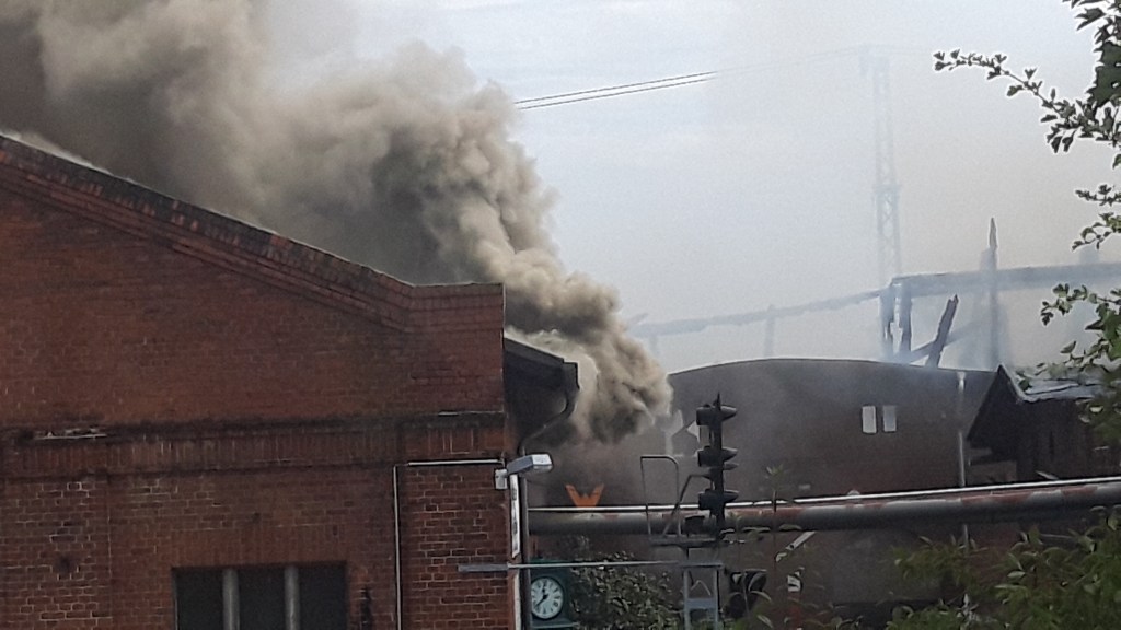 Eisenbahnmuseum: Brandursache noch unklar. Ausstellung wohl zerstört. Brand weitestgehend&nbsp;gelöscht.