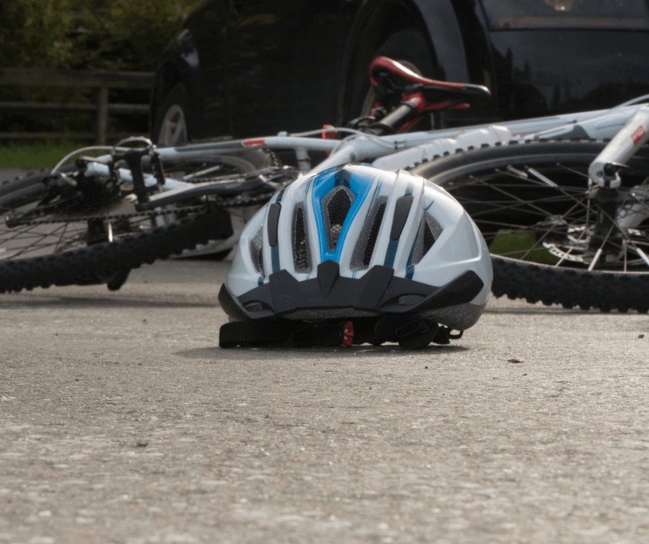 Mit Köpfen gegeneinander gestoßen. Fahrradfahrer verletzen sich&nbsp;leicht.