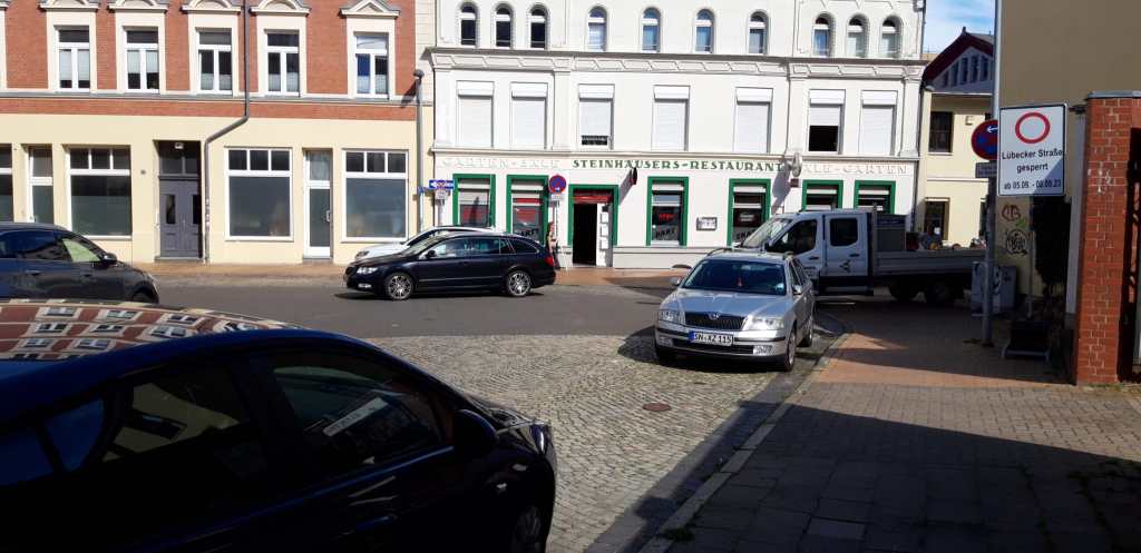 Verkehrschaos in der Paulsstadt. Schlechte Ausschilderung der Vollsperrung Lübecker Straße sorgt für&nbsp;Unbehagen.