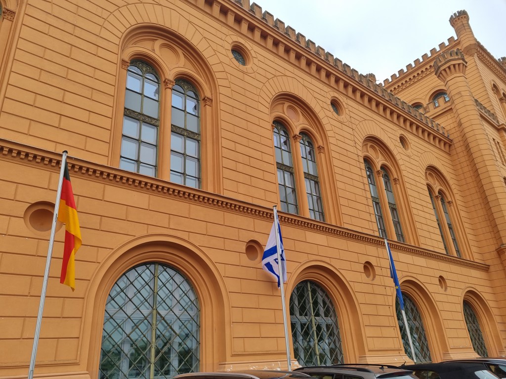 Abgerissene Israel Flagge. Polizei fasst Tatverdächtigen.