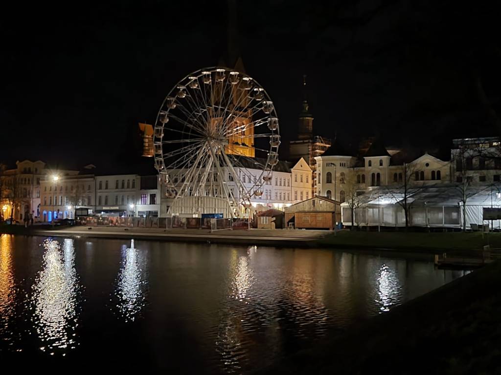 Eröffnung des Weihnachtsmarktes in Schwerin: Stollenverkauf unterstützt die Lebensmittelausgabe.