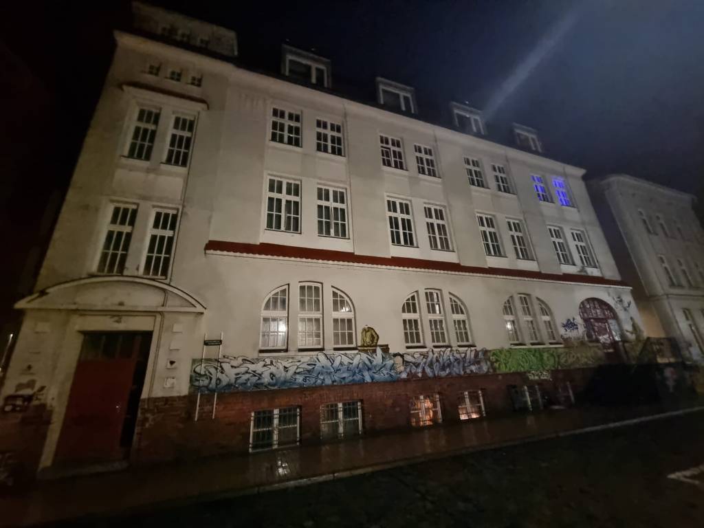 Konzert wegen „akuter Bedrohung“ abgesagt. Komplex im Fadenkreuz rechter&nbsp;Drohungen.