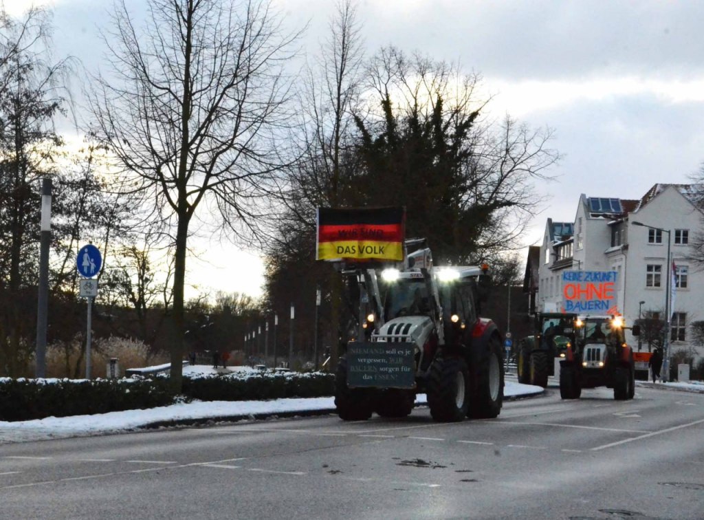 Autokorso in Schwerin. Wenig Unternehmerisches – hauptsächlich Ampelabschaltung und Kritik an&nbsp;Regierung.