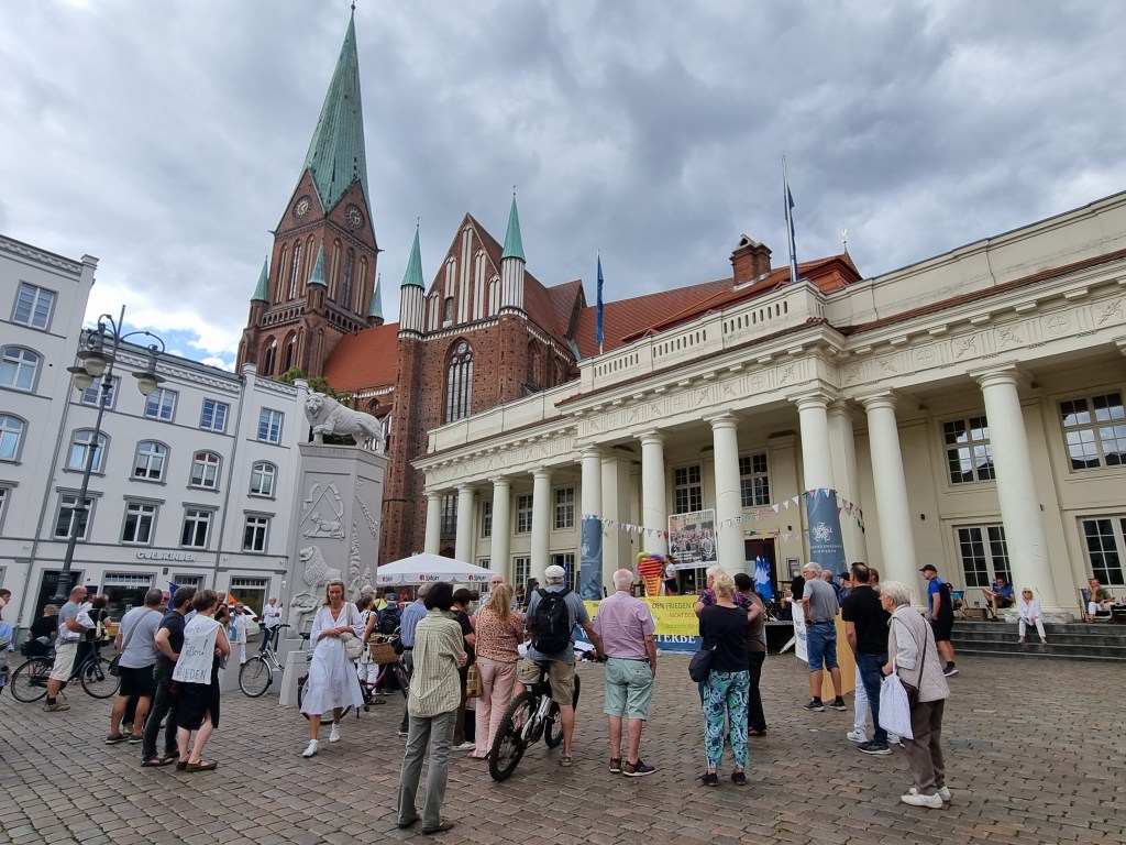 Kundgebung anlässlich der Atombombenabwürfe auf Hirsoshima und Nagasaki. Viel Pro Russland, viel NATO&nbsp;Kritik.
