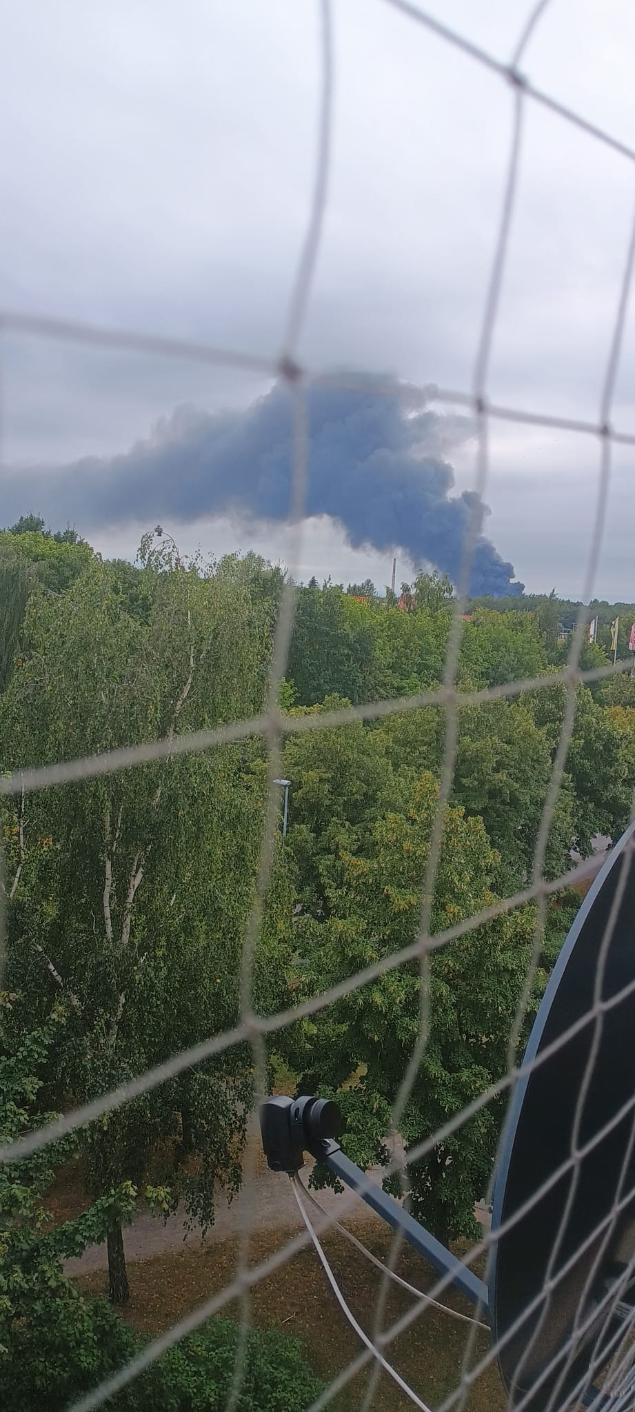 Großbrand in Wüstmark. Hunderte Strohballen in Lagerhalle&nbsp;brennen.
