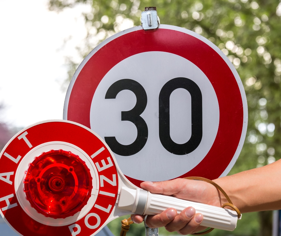 Geschwindigkeitskontrollen vor Kita. In nur zwei Stunden 12 Verstöße und ein Führerscheinentzug.