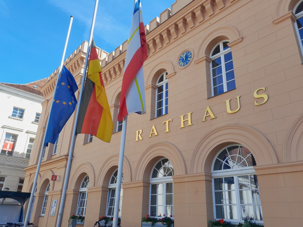 Kein Dauerpatriotismus: Ministerium sagt klares Nein zur Ganzjahres-Beflaggung in&nbsp;Schwerin