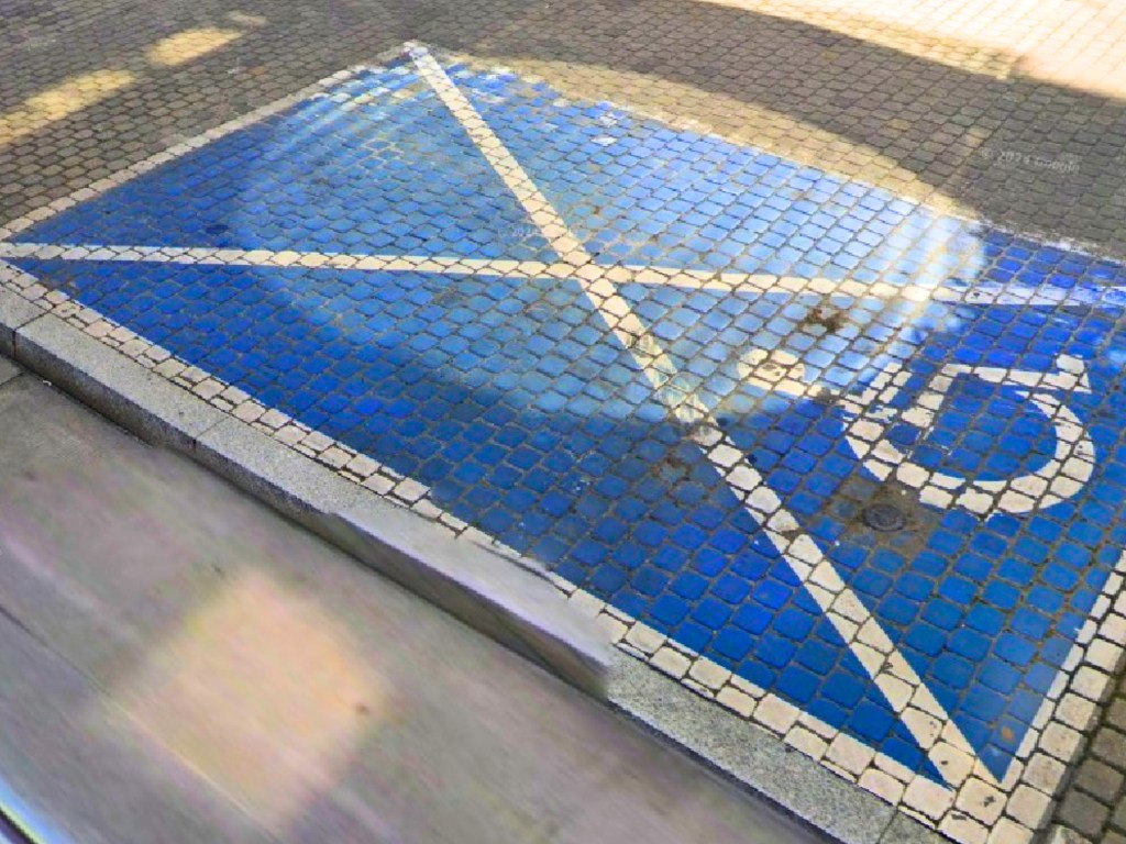 Stadt gegen zusätzliche blaue Markierungen von Behindertenparkplätzen