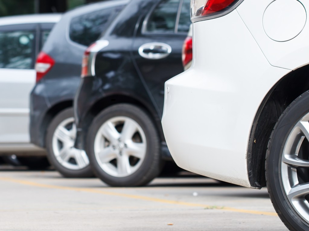Parken auf Kosten der Barrierefreiheit? Verwaltung sieht keine Handlungsnotwendigkeit.