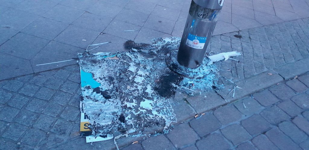 Wahlplakat angezündet – Laterne&nbsp;beschädigt