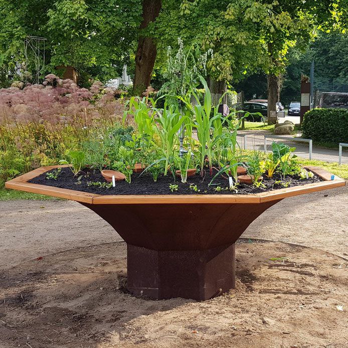 „Essbare Stadt“: Saisoneröffnung mit Grüner Neune Suppe und barrierefreiem&nbsp;Hochbeet