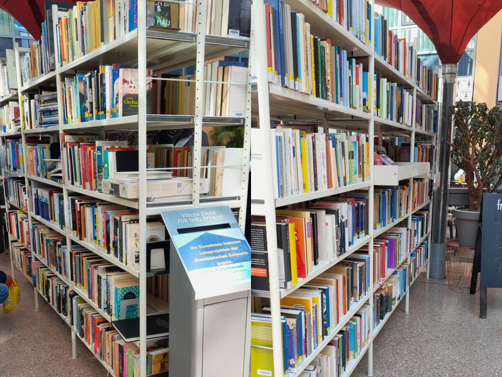 Leseratten und Schnäppchenjäger aufgepasst: Es gibt wieder ein Bücherflohmarkt-Regal in den Schweriner&nbsp;Höfen.