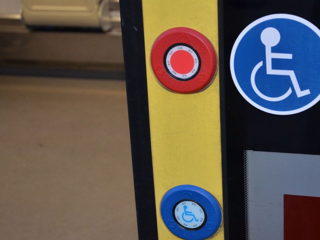 E-Scooter und Warnbarke auf Schiene gelegt. Polizei sucht&nbsp;Zeugen.