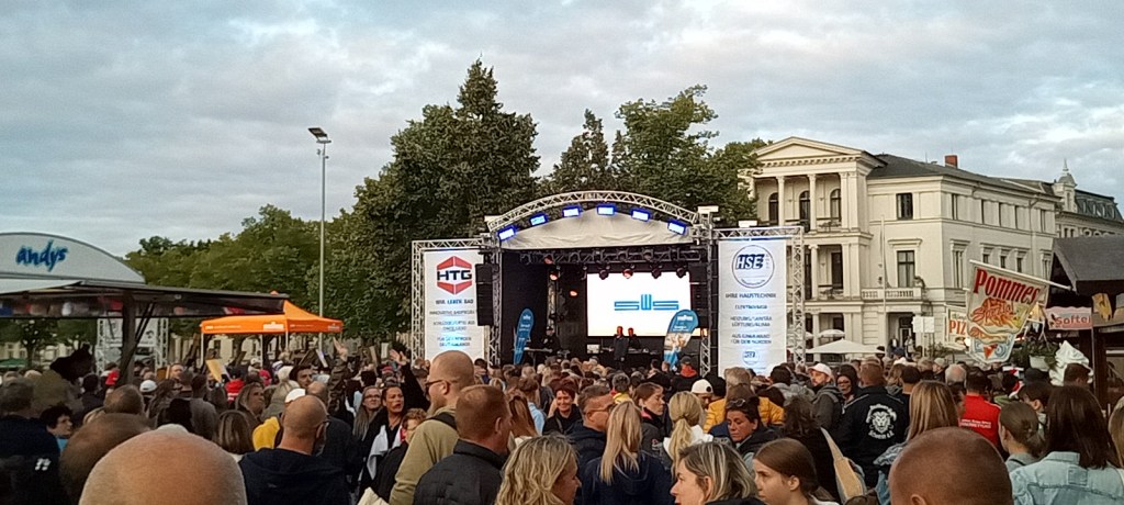 Schweriner Drachenbootfestival 2025 am Pfaffenteich eröffnet. Großes Feuerwerk am Samstagabend 22:45&nbsp;Uhr.