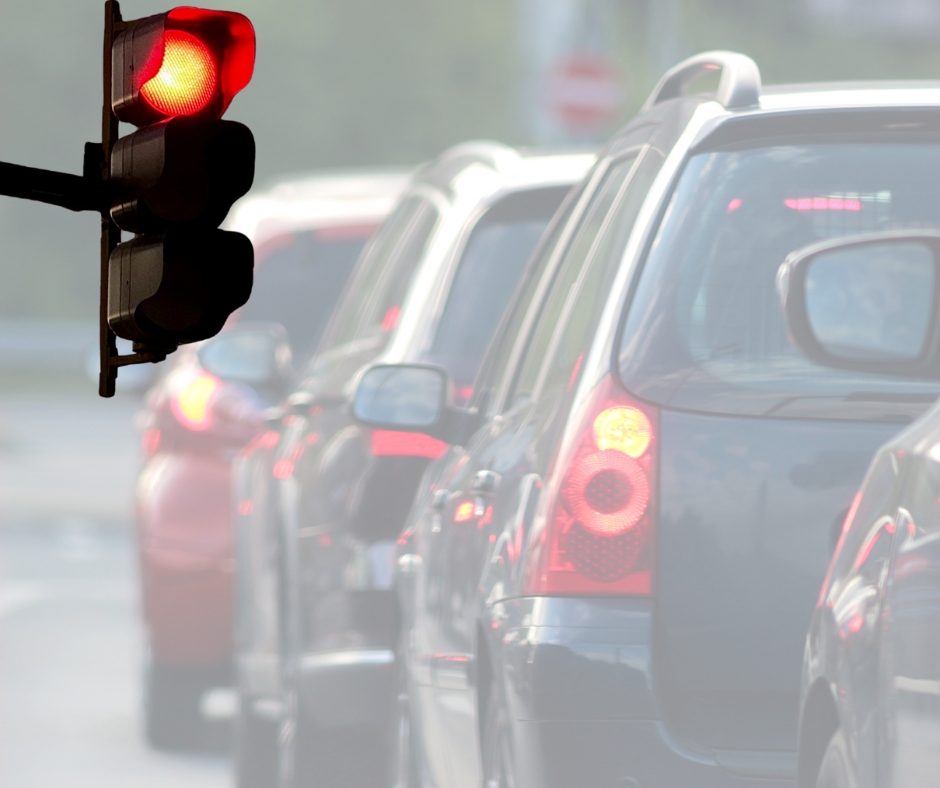 Körperverletzung und Nötigung an roter Ampel nach riskantem Überholmanöver. Polizei sucht&nbsp;Zeugen.