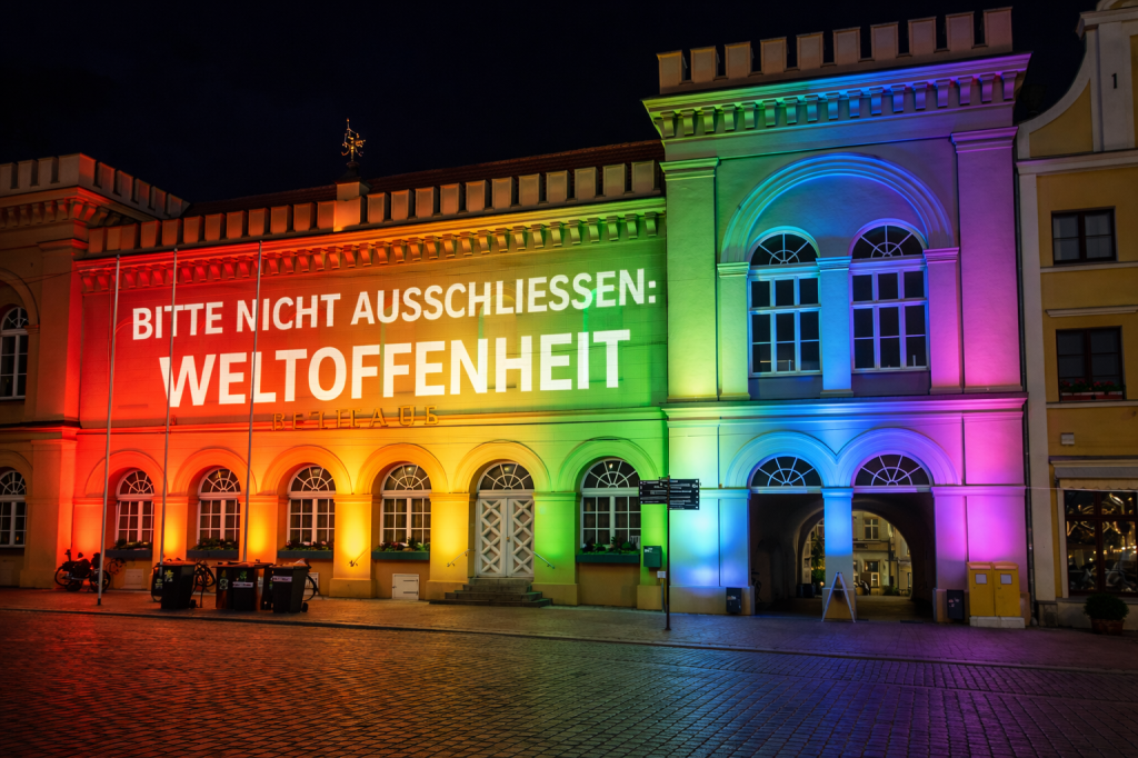 Darum wird das Rathaus in Schwerin am Freitagabend mit Bildern und Fotos beleuchtet und warum es sich lohnt vorbeizuschauen: