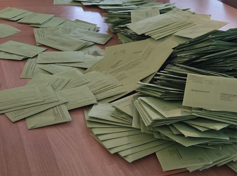 Bürgerentscheid „Spielplatz Kieler Straße“: Drei Auszählungsvorstände stechen bei ungültigen Stimmen auffällig&nbsp;heraus