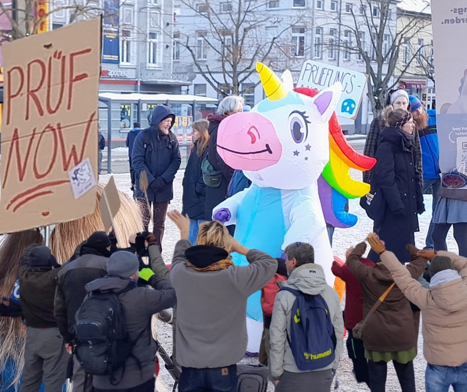 PRÜF!-Fan-Demo in Schwerin: Rund 100 Menschen fordern „Prüfung“ – zwei Einhörner&nbsp;inklusive