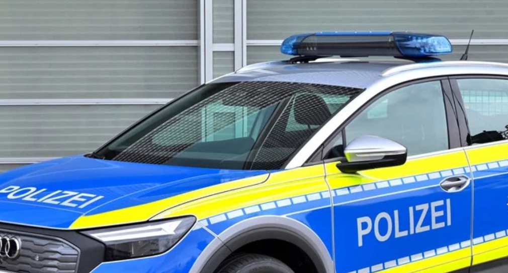 Fluchtfahrt endet am Poller – 17-Jähriger ohne Führerschein flieht und versucht sich im Gebüsch zu&nbsp;verstecken.