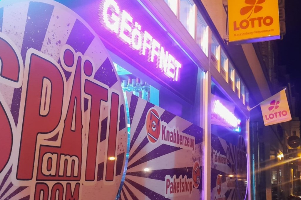 Schweriner AfD entdeckt den Endgegner: blinkende Späti-Schilder