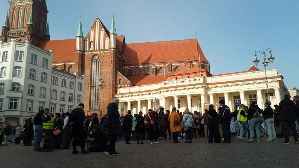 Schwerin am 8. März: Rund 300 Menschen setzen beim feministischen Kampftag ein Zeichen