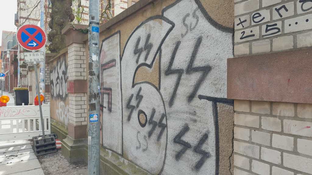 Verfassungsfeindliche Symbole in Schwerin: Staatsschutz ermittelt nach&nbsp;Graffiti-Serie
