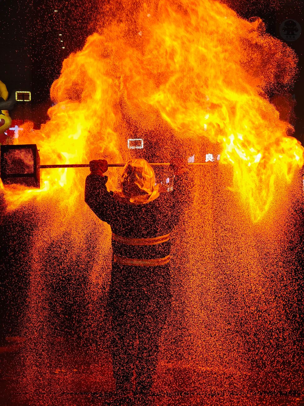 Mit Audio Datei. Feuershow auf dem Markt – kurzes&nbsp;Interveiw.