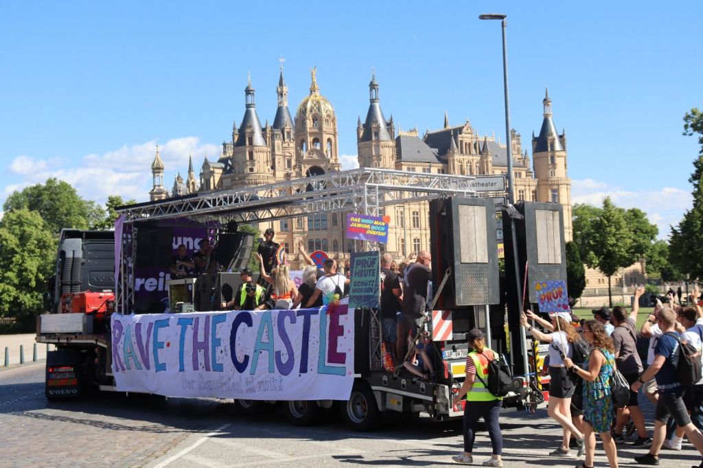 „Rave the Castle“: 1.200 Menschen tanzen in Schwerin für die&nbsp;Demokratie