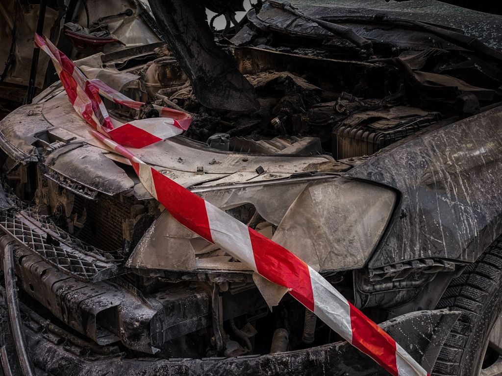 Rauchschwaden über dem Dreesch: Zwei Fahrzeuge brennen vollständig aus – Polizei ermittelt wegen Brandstiftung
