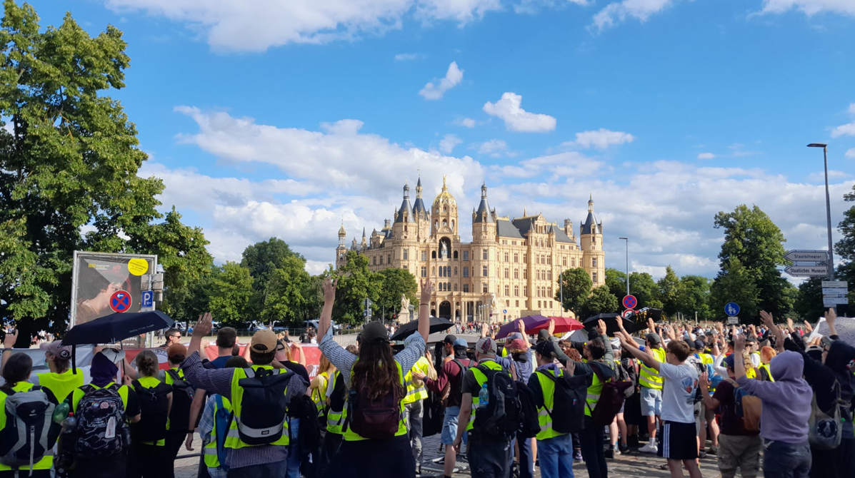 Beitragsbild zum Thema Schienen, Polizei, Kinder, Demonstrationstag: Schwerin erlebt Demonstrationstag: Polizei hält mehrere Lager auseinander.