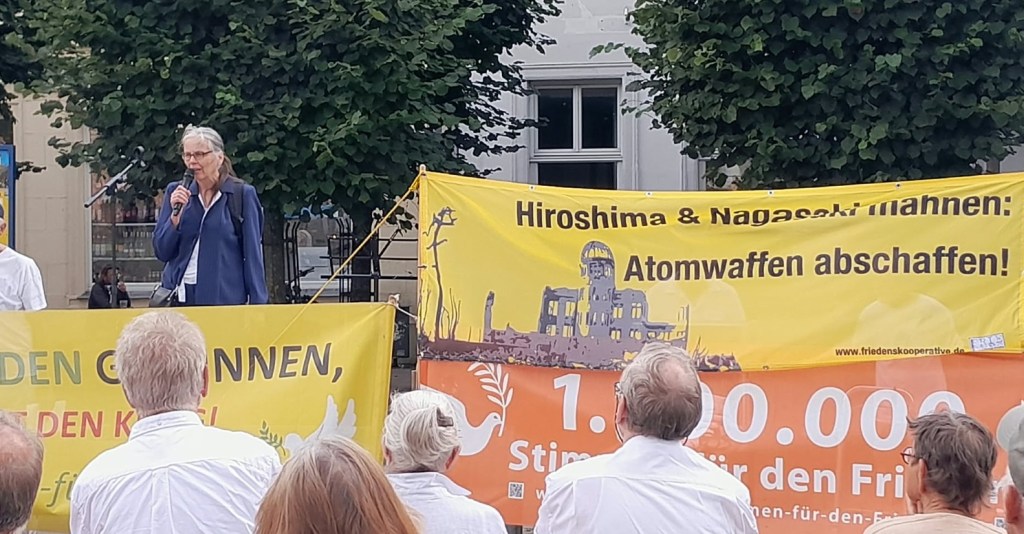 Rund 200 Menschen setzen in Schwerin ein Zeichen gegen Atomwaffen und für den&nbsp;Frieden
