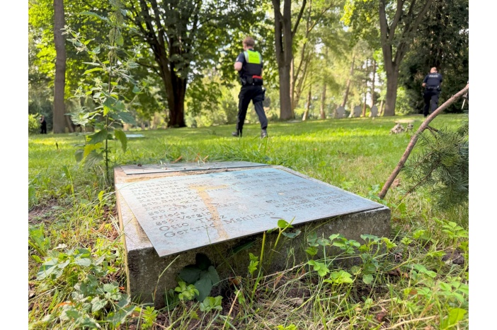 Unbekannte stehlen 23 Messing-Grabplatten auf Schwerins Altem&nbsp;Friedhof
