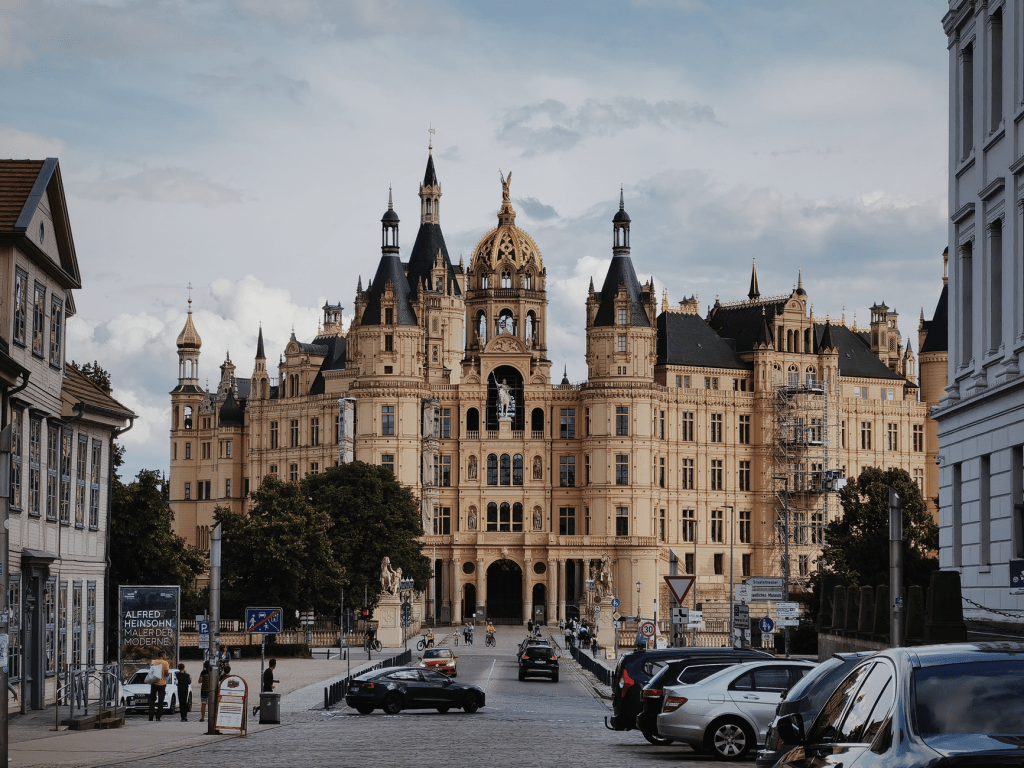 2.000 Gäste besuchen Schwerin: Zeugen Jehovas kündigen sich an.