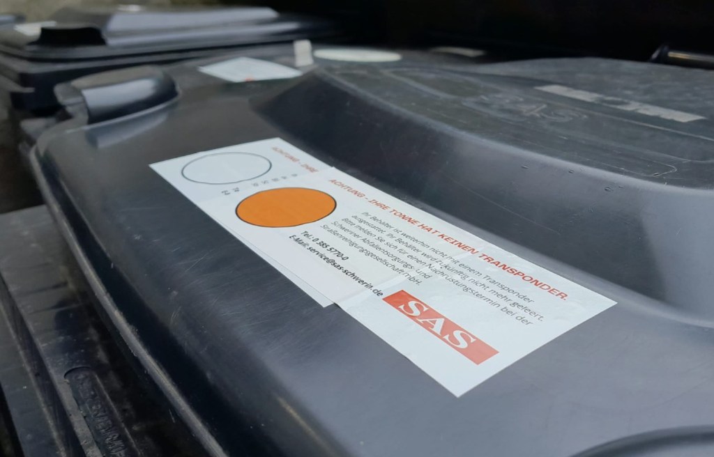⚠️ Wer in Schwerin diesen Aufkleber auf seiner Mülltonne entdeckt, sollte sofort&nbsp;handeln!