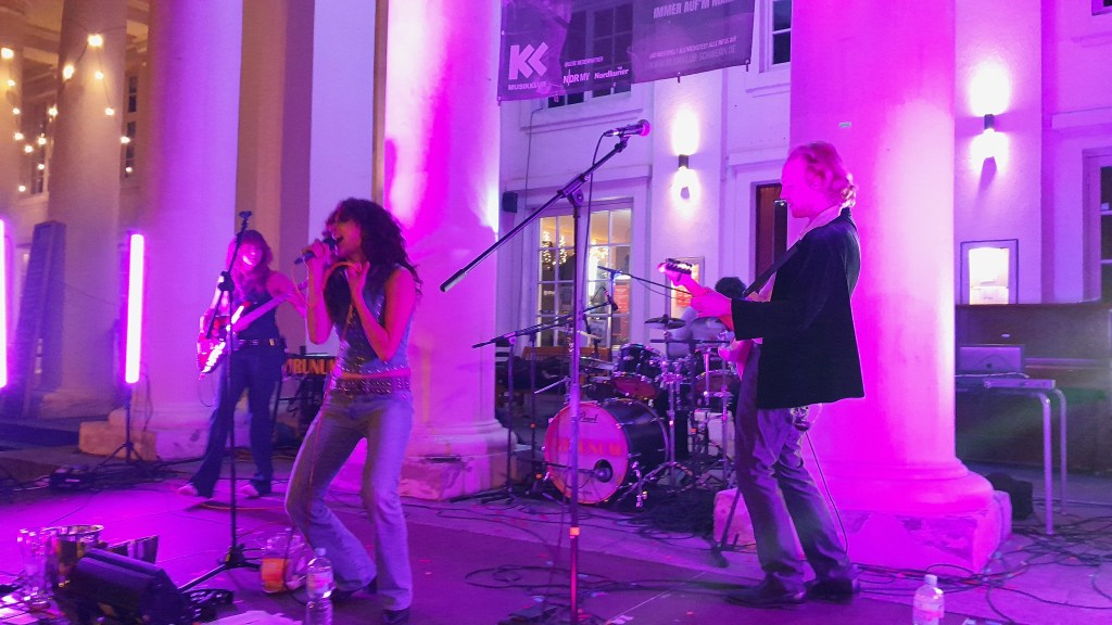 Hunderte Menschen auf dem Markt: Musikklub bringt mit Virunum Power auf den Markt.