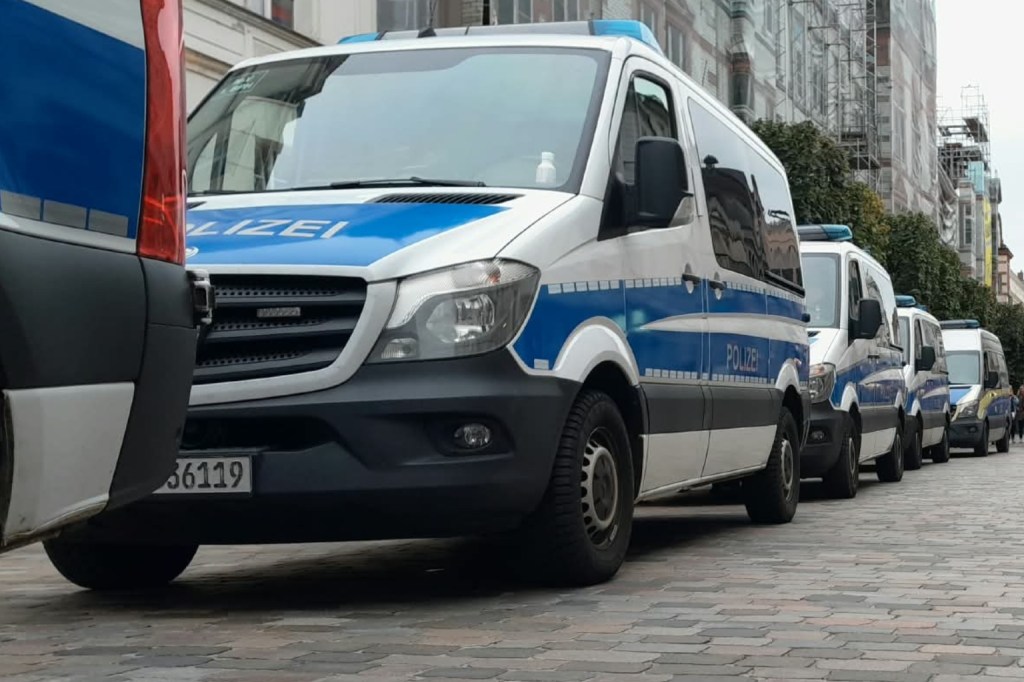 Räuberische Erpressung am Großen Moor: Polizei sucht drei&nbsp;Tatverdächtige