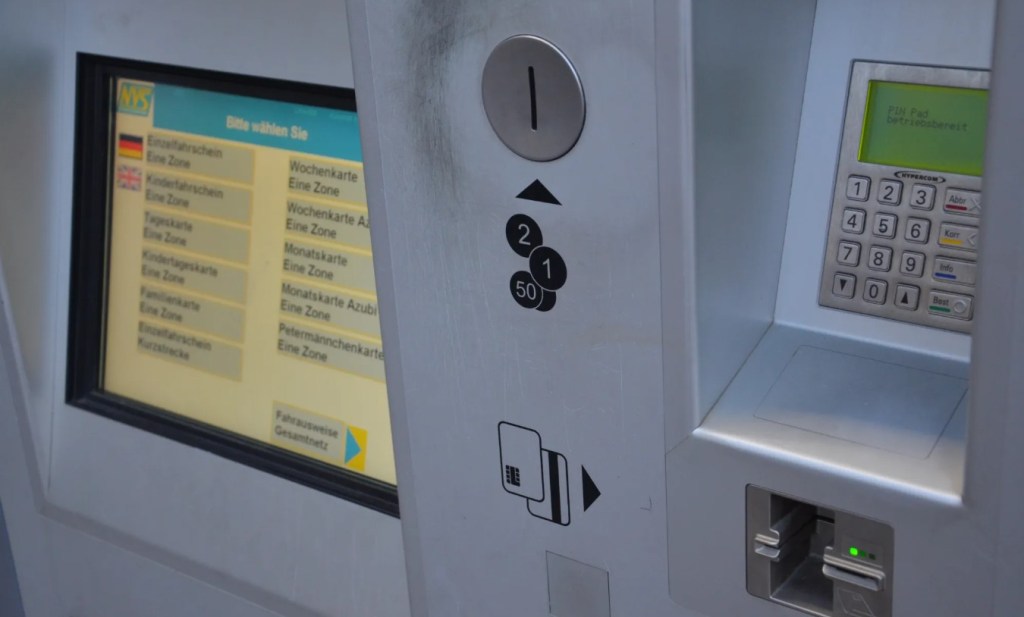 Warum das Bargeld bald aus Schwerins Bussen und Bahnen verschwindet – und ab 2027 Fakten geschaffen werden