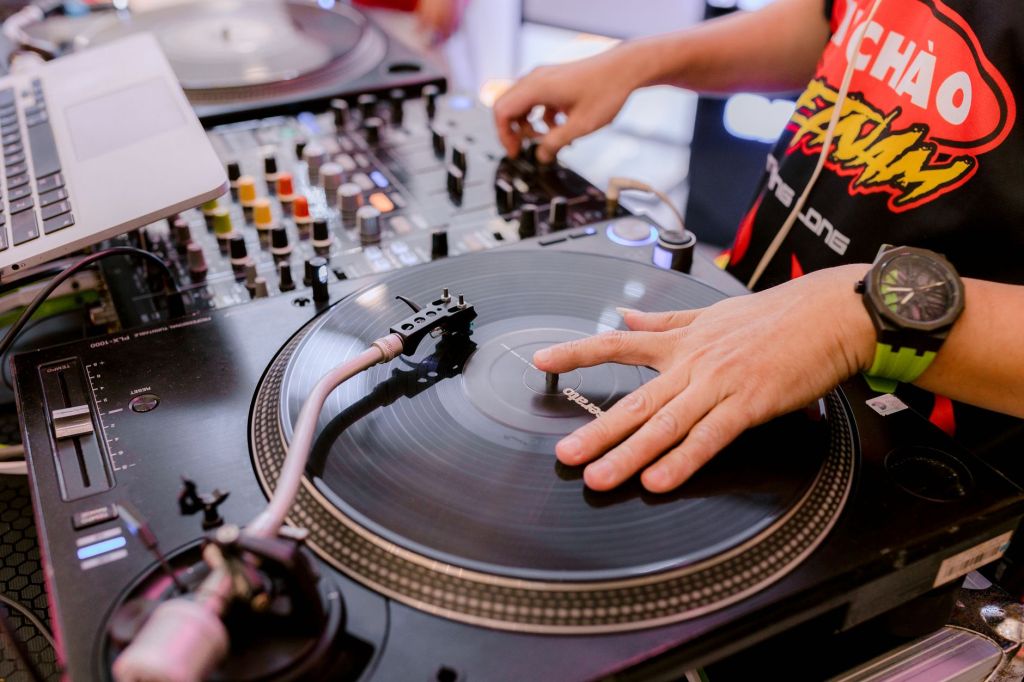 80s Flashback im Bus Stop: Neon an, Vinyl rauf, Alltag aus.