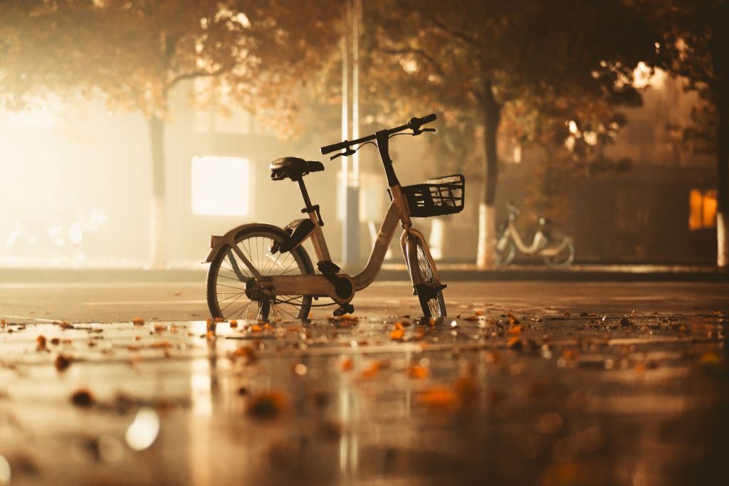 Sichtbarkeit ist das A und O: So kommen Radfahrer sicher durch die dunklen Monate