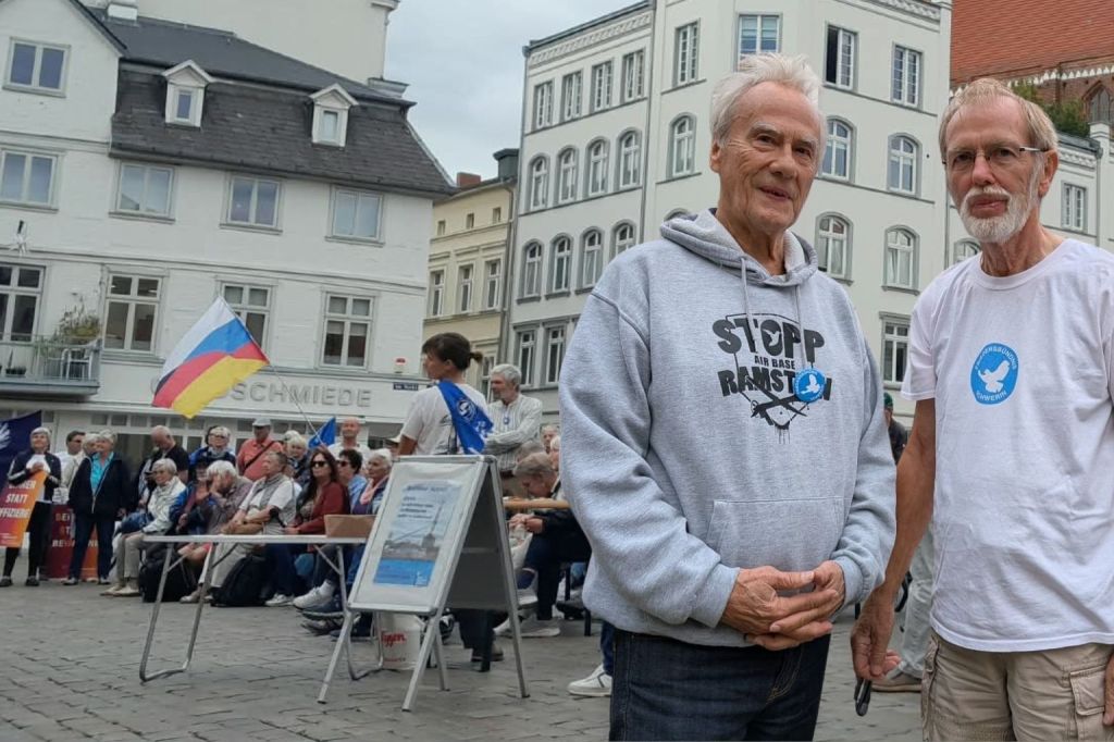 Rund 150 Menschen auf dem Schweriner Markt: Aktivist Reiner Braun warnt vor dem „Dritten Weltkrieg“
