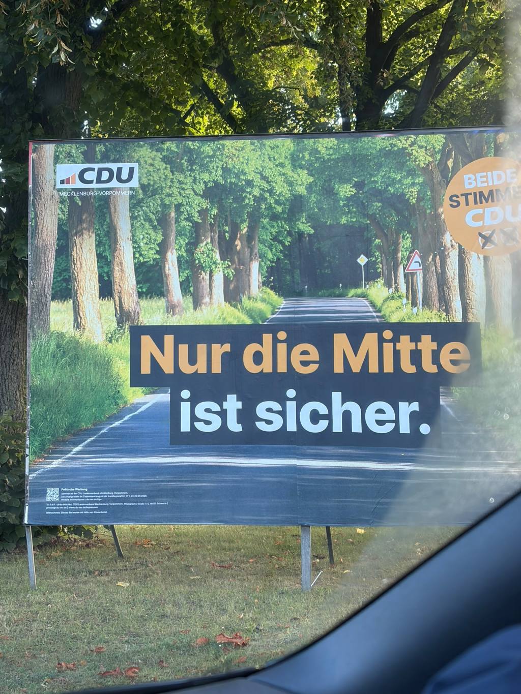 „Nur die Mitte ist sicher“ – Ruft die CDU auf ihren Wahlplakaten zum Fahren auf der falschen Spur&nbsp;auf?