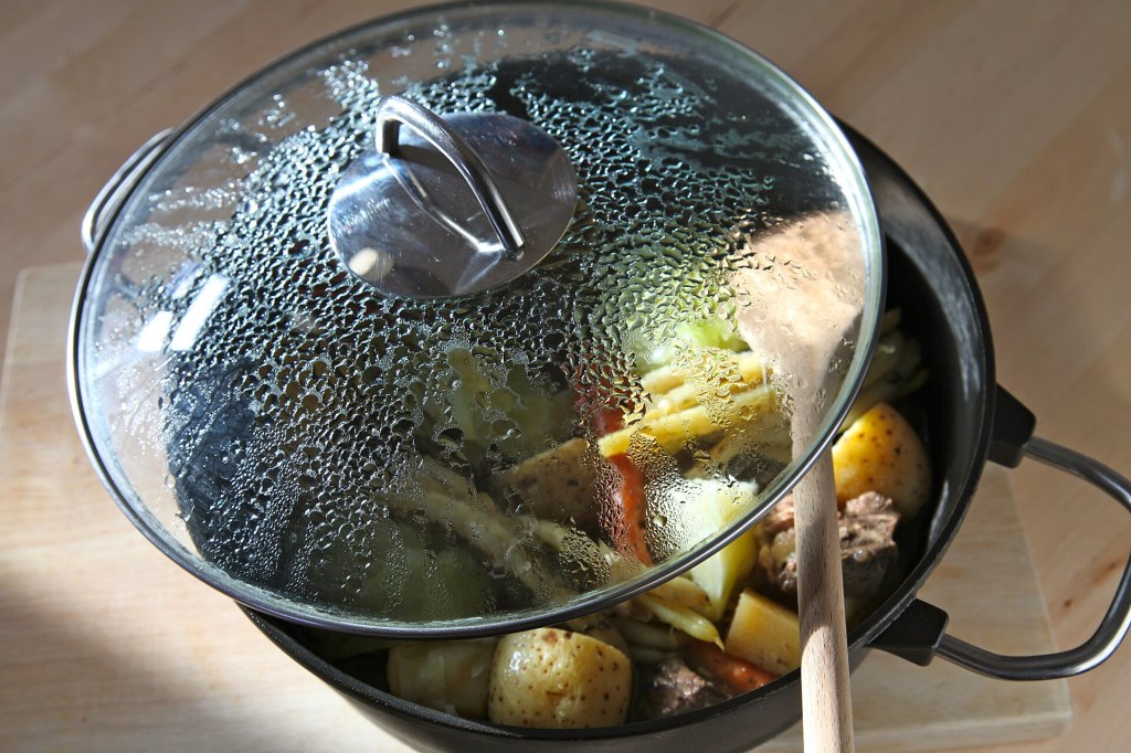 Alt und Jung kochen gemeinsam: Eintopf und Zitronenkuchen im Westclub One