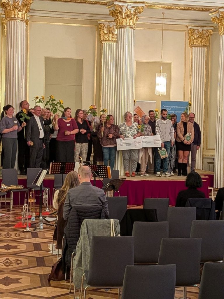 Preisträgerinnen und Preisträger des Förderpreises Eine Welt MV 2026 bei der Verleihung im Goldenen Saal